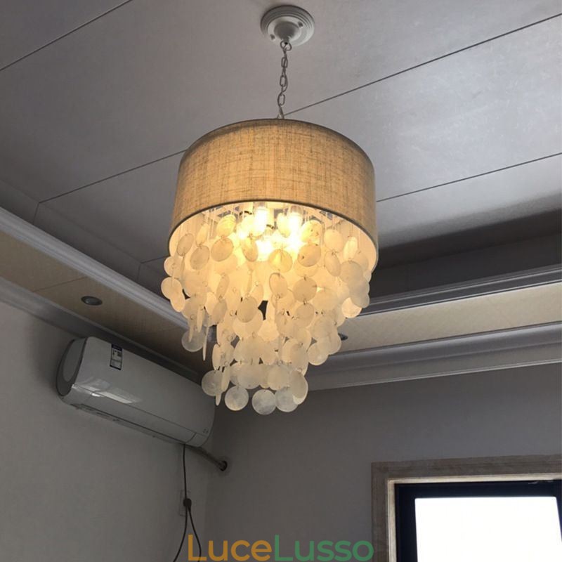 Lampada a sospensione contemporanea con gusci di medusa e paralume cilindrico