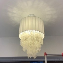 Lampada a sospensione contemporanea con gusci di medusa e paralume cilindrico