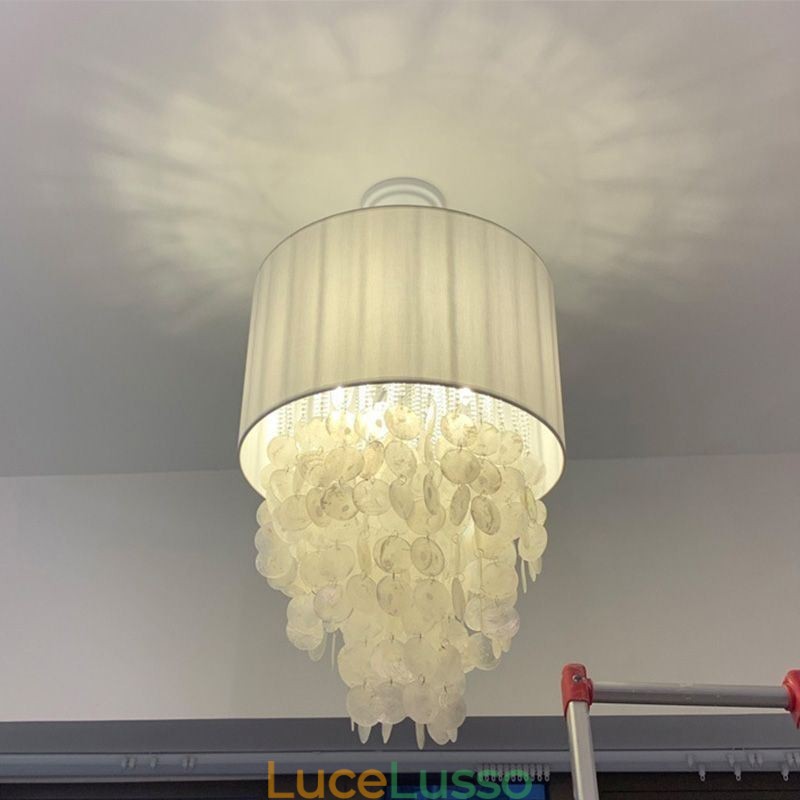 Lampada a sospensione contemporanea con gusci di medusa e paralume cilindrico