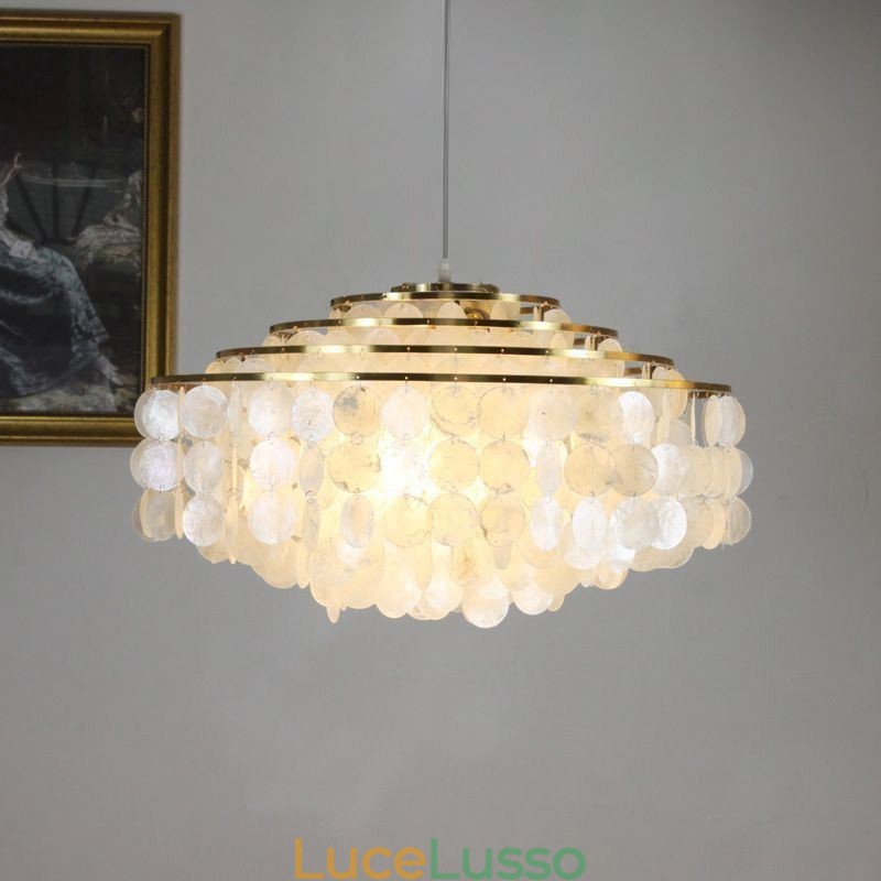Lampadario moderno a forma di goccia di pioggia con paralume in conchiglia bianca e illuminazione a sospensione