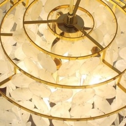 Lampadario moderno a forma di goccia di pioggia con paralume in conchiglia bianca e illuminazione a sospensione