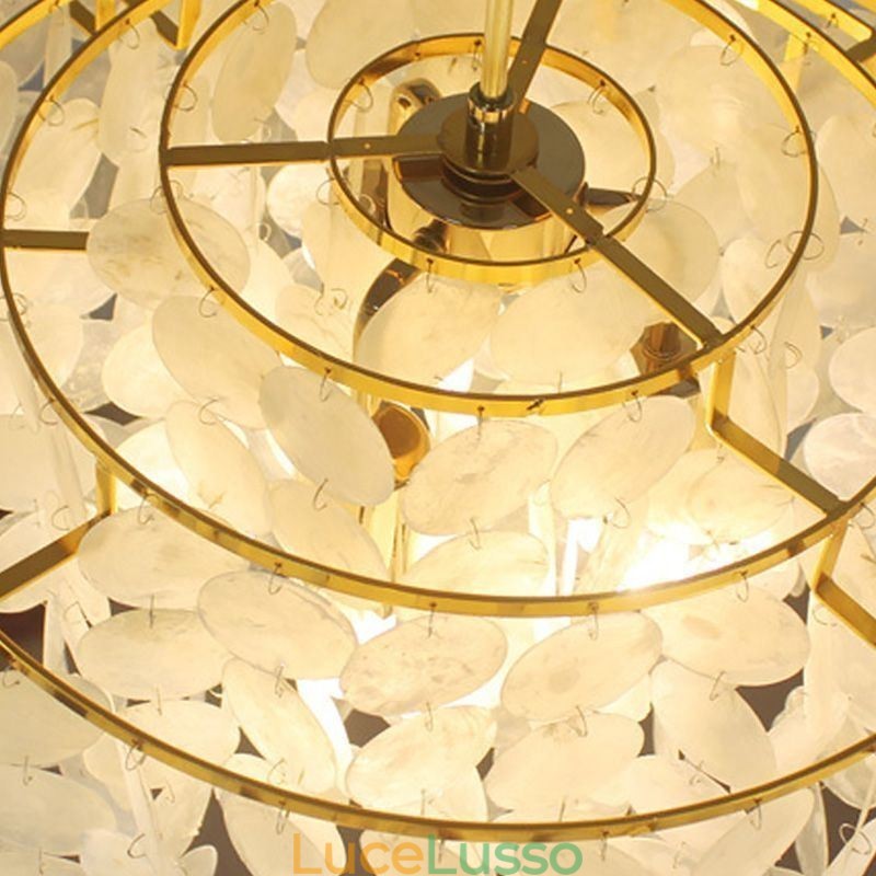 Lampadario moderno a forma di goccia di pioggia con paralume in conchiglia bianca e illuminazione a sospensione
