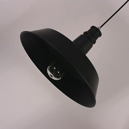 Lampada a sospensione moderna nera con paralume in cerchio in evidenza