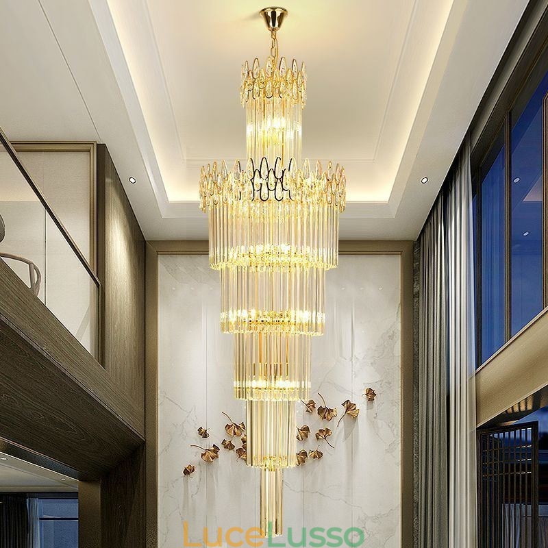 Moderna spettacolare lampada a sospensione con soffitto alto e scale