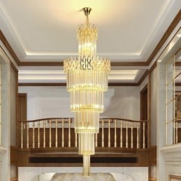 Moderna spettacolare lampada a sospensione con soffitto alto e scale