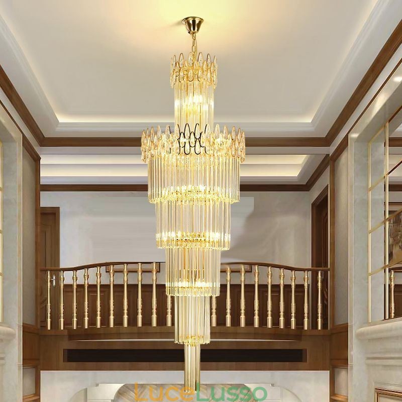 Moderna spettacolare lampada a sospensione con soffitto alto e scale