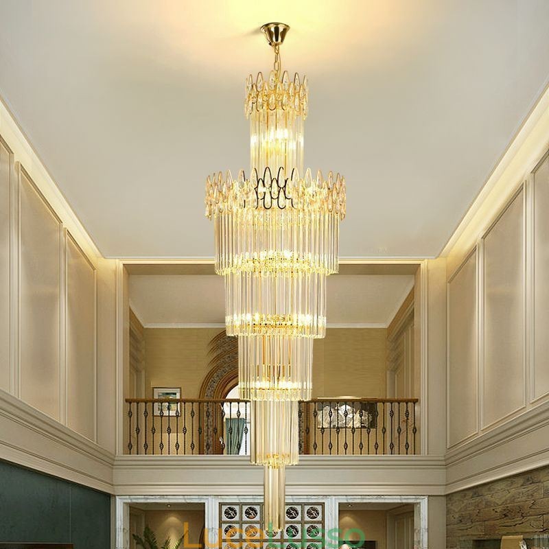 Moderna spettacolare lampada a sospensione con soffitto alto e scale