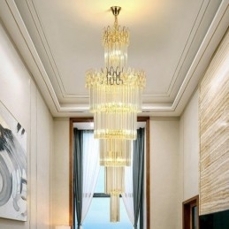 Moderna spettacolare lampada a sospensione con soffitto alto e scale