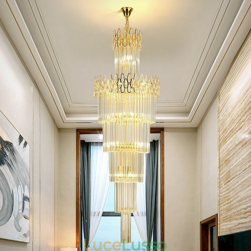 Moderna spettacolare lampada a sospensione con soffitto alto e scale