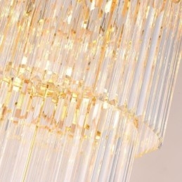 Moderna spettacolare lampada a sospensione con soffitto alto e scale