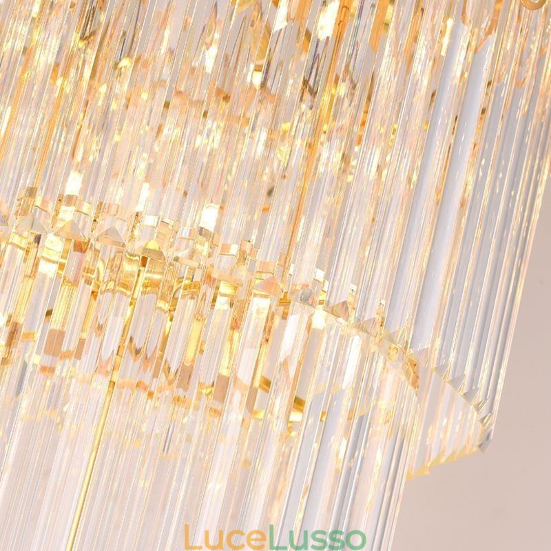 Moderna spettacolare lampada a sospensione con soffitto alto e scale