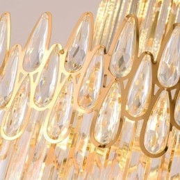 Moderna spettacolare lampada a sospensione con soffitto alto e scale