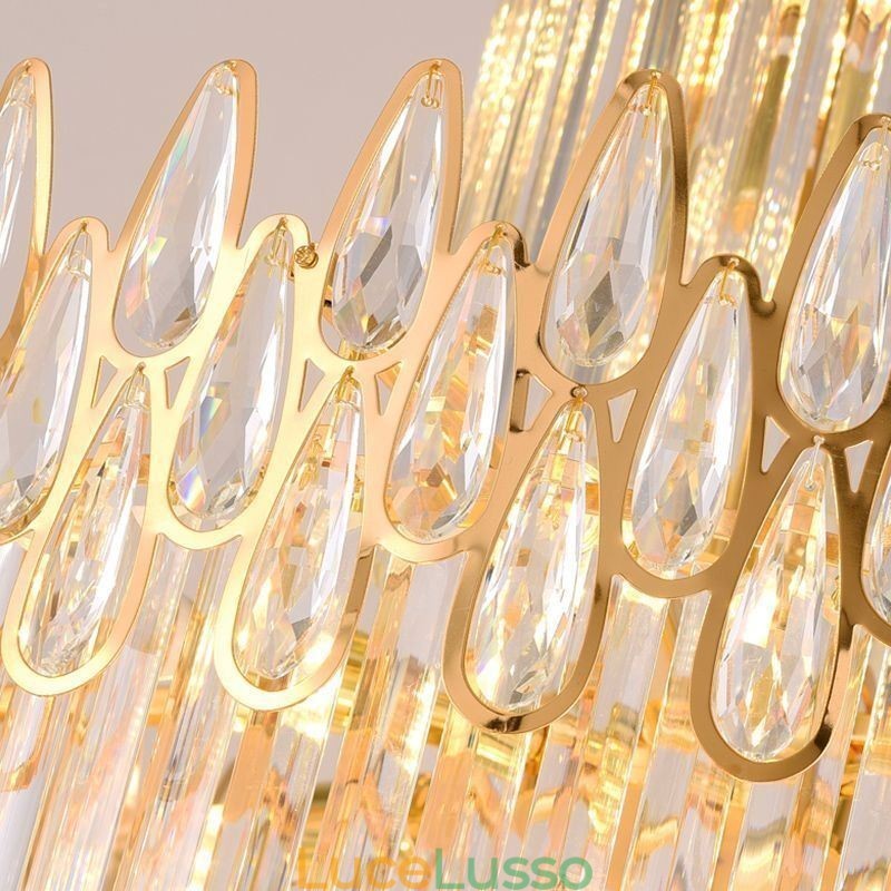 Moderna spettacolare lampada a sospensione con soffitto alto e scale