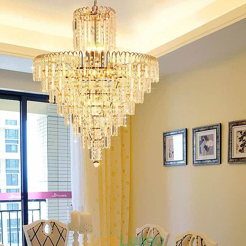 Lampadario conico moderno ed elegante in cristallo