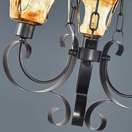 Lampadario in metallo dipinto in stile classico tradizionale