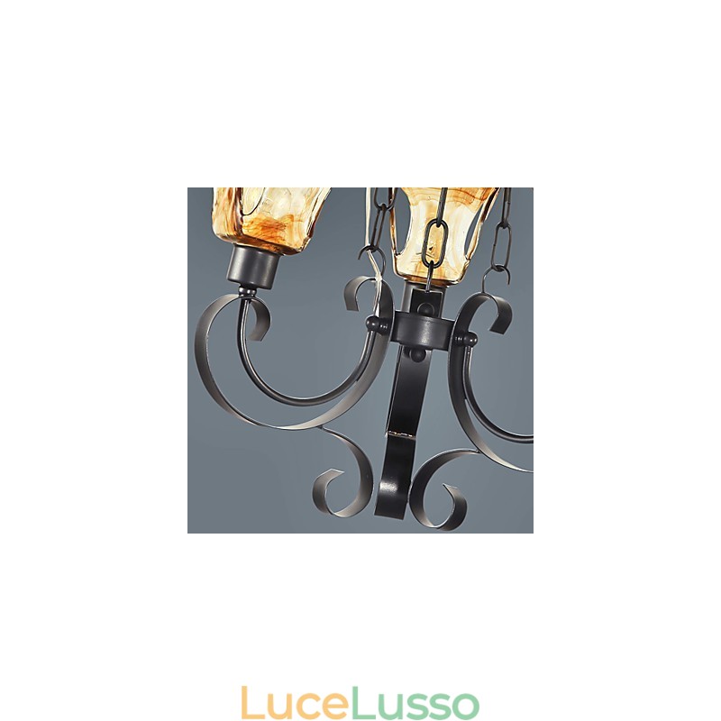 Lampadario in metallo dipinto in stile classico tradizionale