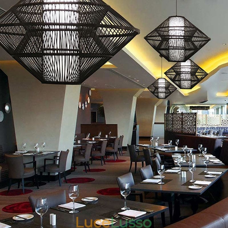 Lampada a sospensione in bambù con design giroscopico