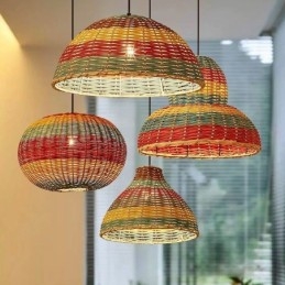 Lampada a sospensione in bambù e rattan con paralume intrecciato a mano a strisce colorate