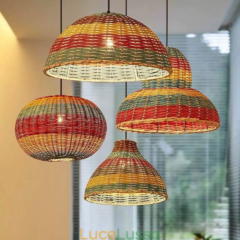 Lampada a sospensione in bambù e rattan con paralume intrecciato a mano a strisce colorate