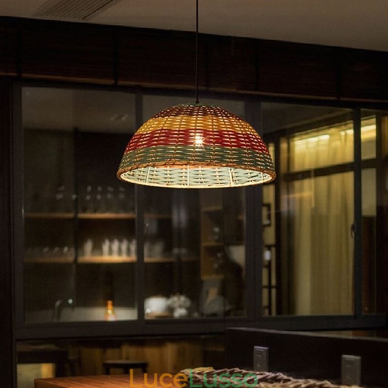 Lampada a sospensione in bambù e rattan con paralume intrecciato a mano a strisce colorate