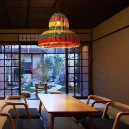 Lampada a sospensione in bambù e rattan con paralume intrecciato a mano a strisce colorate