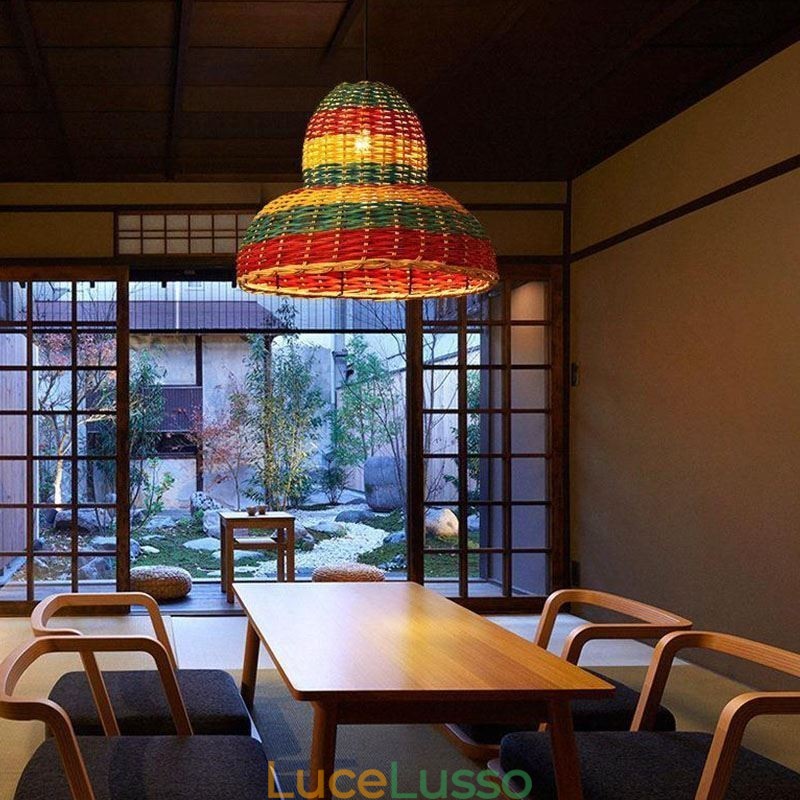 Lampada a sospensione in bambù e rattan con paralume intrecciato a mano a strisce colorate