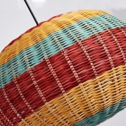 Lampada a sospensione in bambù e rattan con paralume intrecciato a mano a strisce colorate