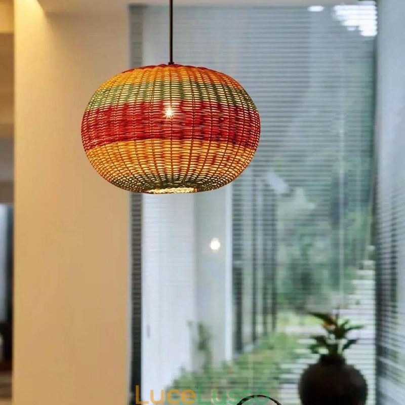 Lampada a sospensione in bambù e rattan con paralume intrecciato a mano a strisce colorate