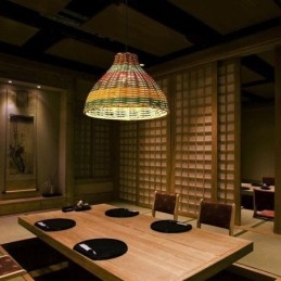 Lampada a sospensione in bambù e rattan con paralume intrecciato a mano a strisce colorate