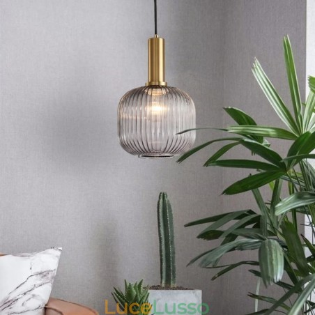 Lampada a sospensione in vetro rigato con supporto in ottone Lampada a sospensione in vetro rigato con supporto in ottone
