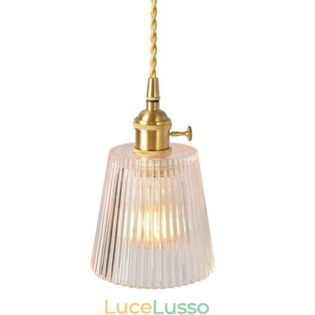 Lampada a sospensione in vetro rigato in ottone con paralume a cono e interruttore a torsione Lampada a sospensione in vetro rigato in ottone con paralume a cono e interruttore a torsione
