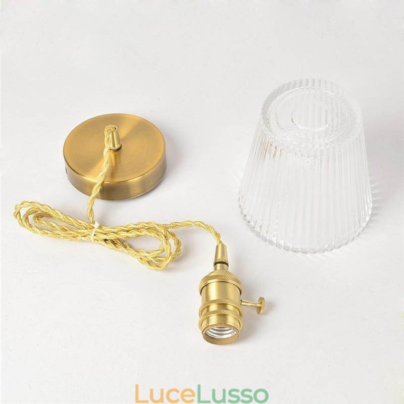 Lampada a sospensione in vetro rigato in ottone con paralume a cono e interruttore a torsione