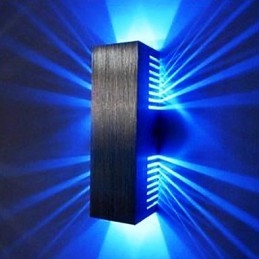 Applique moderna con design a luce diffusa, 2 paralumi cubici