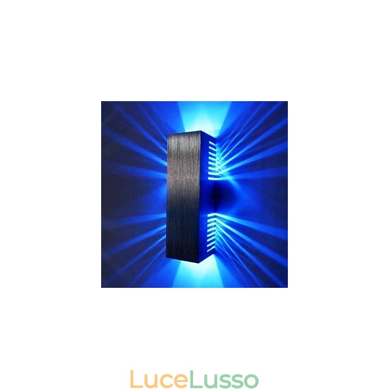 Applique moderna con design a luce diffusa, 2 paralumi cubici