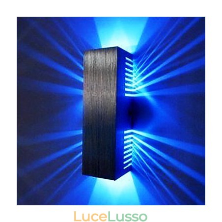 Applique moderna con design a luce diffusa, 2 paralumi cubici Applique moderna con design a luce diffusa, 2 paralumi cubici
