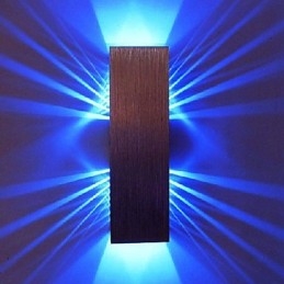 Applique moderna con design a luce diffusa, 2 paralumi cubici