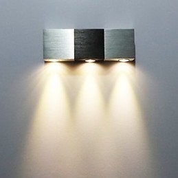 Applique moderna con corpo rettangolare in alluminio e luce diffusa