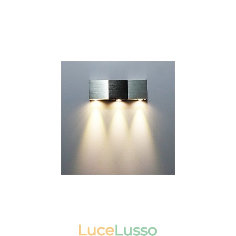 Applique moderna con corpo rettangolare in alluminio e luce diffusa