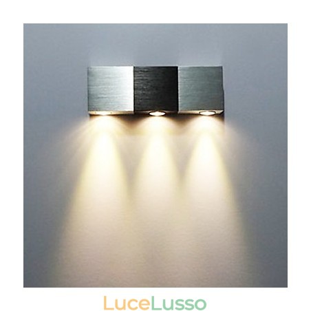 Applique moderna con corpo rettangolare in alluminio e luce diffusa Applique moderna con corpo rettangolare in alluminio e luce diffusa