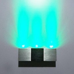 Applique moderna con corpo rettangolare in alluminio e luce diffusa