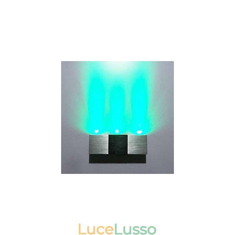 Applique moderna con corpo rettangolare in alluminio e luce diffusa