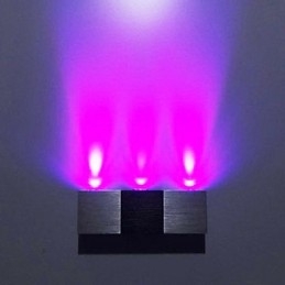 Applique moderna con corpo rettangolare in alluminio e luce diffusa