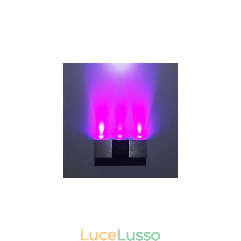 Applique moderna con corpo rettangolare in alluminio e luce diffusa