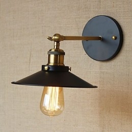 Villa in stile industriale minimalista retrò di fronte alla navata della chiesa con ombrello e abito nero decorato a parete