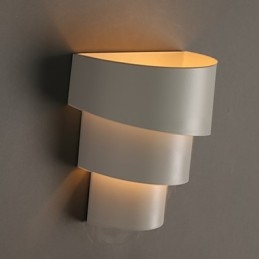 Piccola lampada da parete a forma di conchiglia in ferro battuto, a forma di torcia, a forma di testa di un letto