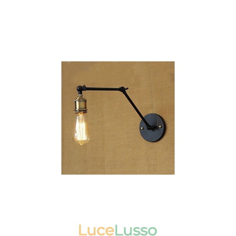 Una semplice lampada da parete moderna americana senza paralume in specchio e braccio in ferro