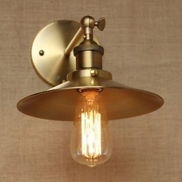 Ombrelloni decorativi in rame retrò in stile industriale minimalista davanti al muro della navata della chiesa