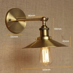 Ombrelloni decorativi in rame retrò in stile industriale minimalista davanti al muro della navata della chiesa