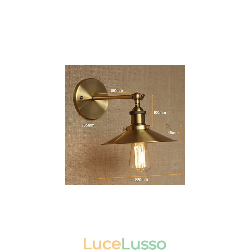 Ombrelloni decorativi in rame retrò in stile industriale minimalista davanti al muro della navata della chiesa