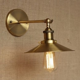 Ombrelloni decorativi in rame retrò in stile industriale minimalista davanti al muro della navata della chiesa